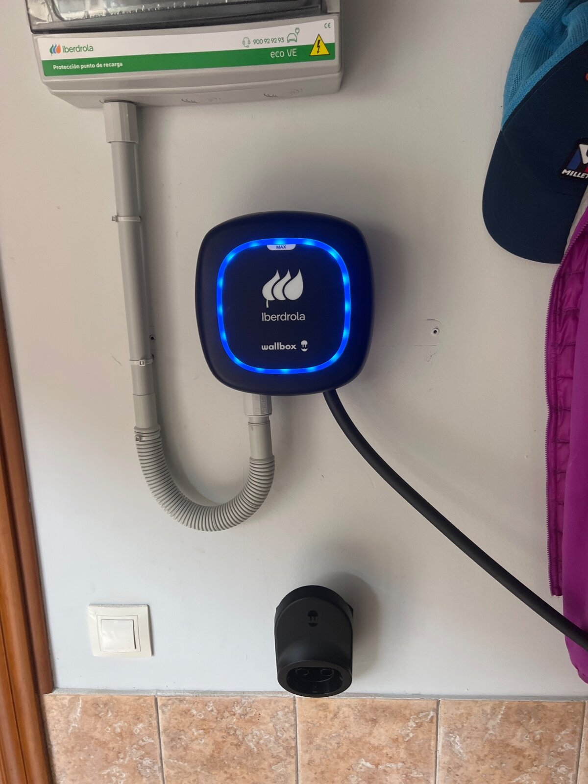 Cargador Iberdrola Wallbox eco VE en garaje residencial
